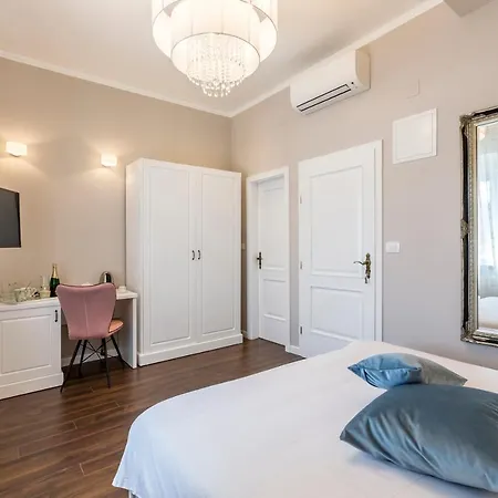 Theatre Of Dreams Bed & Breakfast